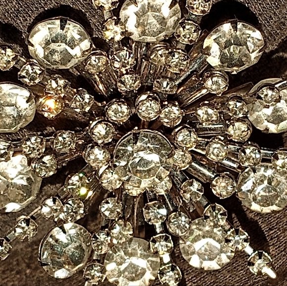 Rhinestone Snowflake Lapel Pin Brooch - Picture 10 of 12